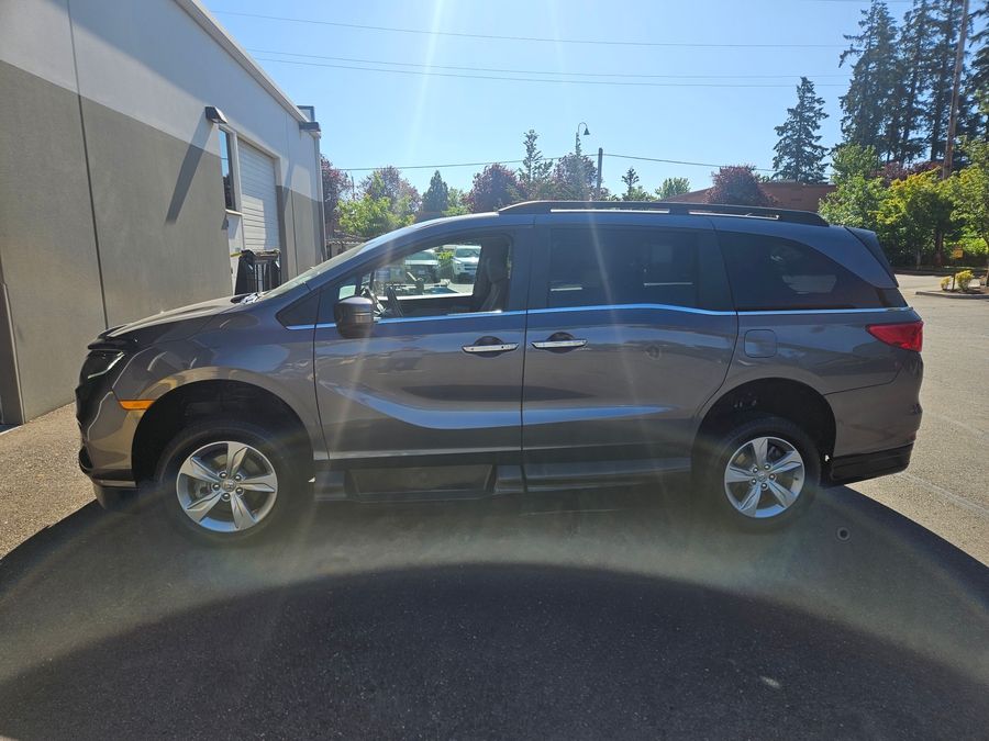 Grey Honda Odyssey image number 2