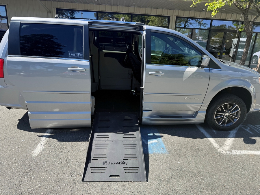 Used 2017 DODGE GRAND CARAVAN SXT - BraunAbility Side Entry Entry Fold Out Automatic Ramp