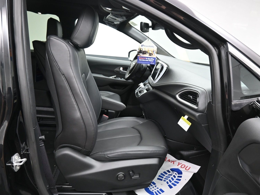 New 2026 Chrysler Pacifica Select Plus - BraunAbility Side Entry Entry In Floor Automatic Ramp