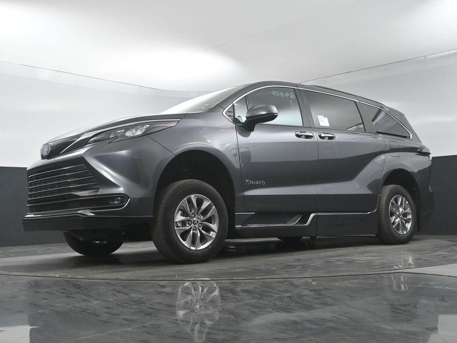 New 2025 Toyota Sienna Hybrid XLE Plus - BraunAbility Side Entry Entry In Floor Automatic Ramp