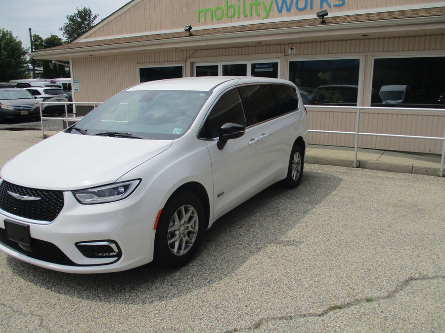 White Chrysler Pacifica image number 1