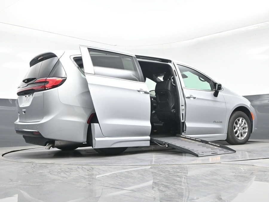 Silver Chrysler Pacifica image number 18