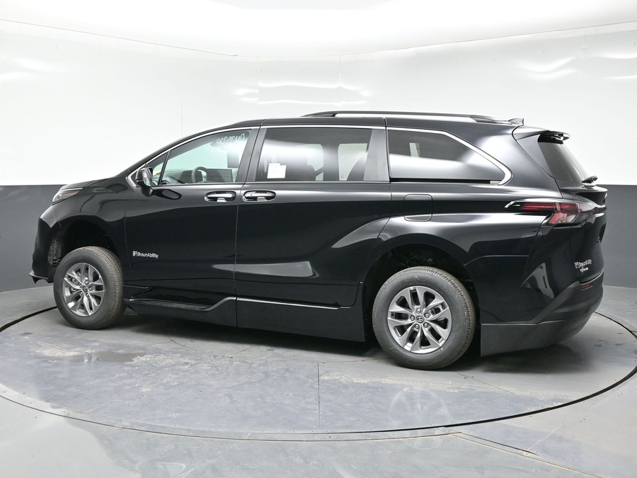 Black Toyota Sienna image number 3