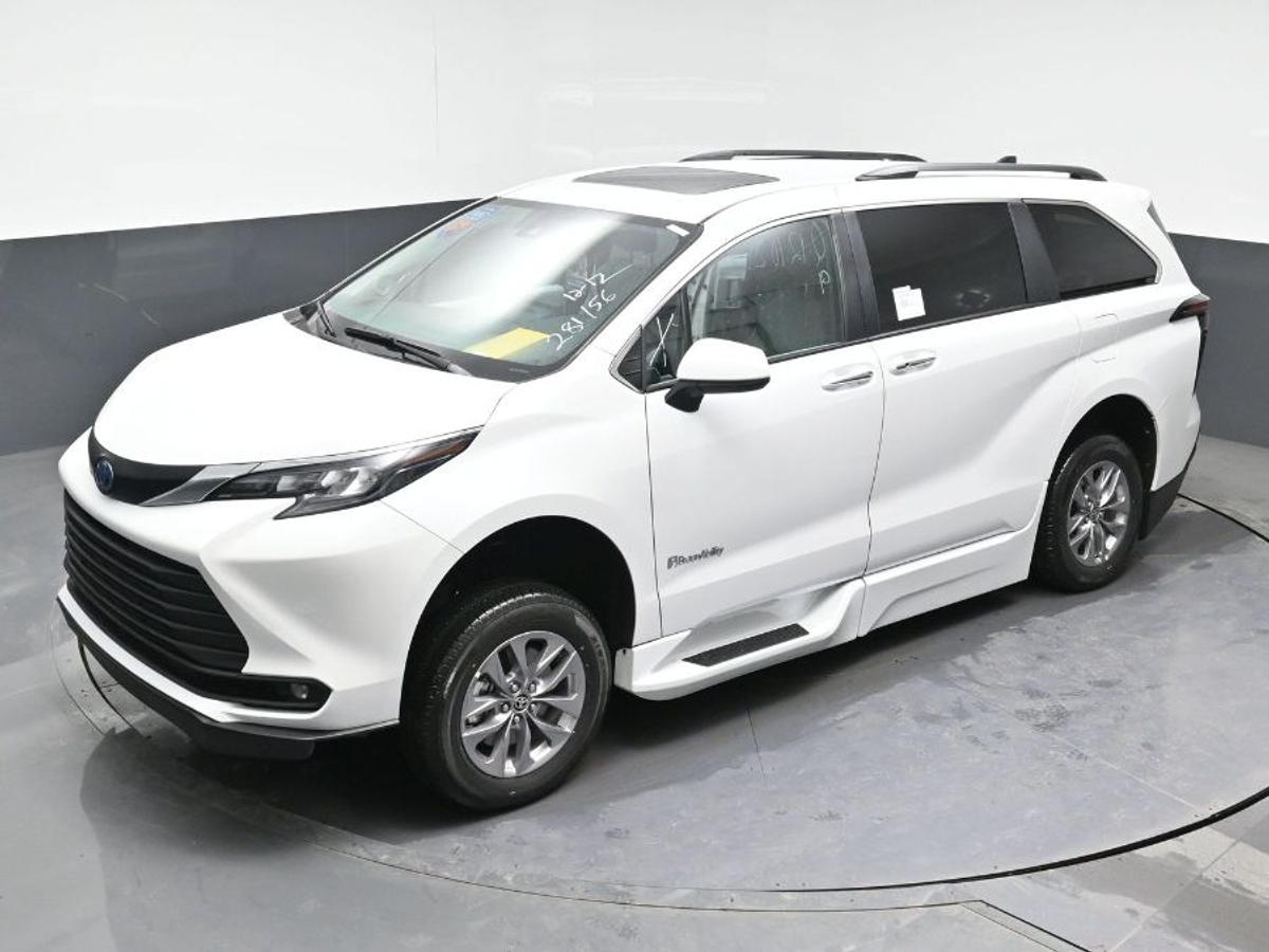 2025 TOYOTA SIENNA - Image 24