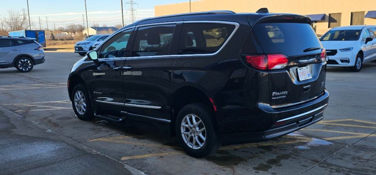 Black Chrysler Pacifica image number 4