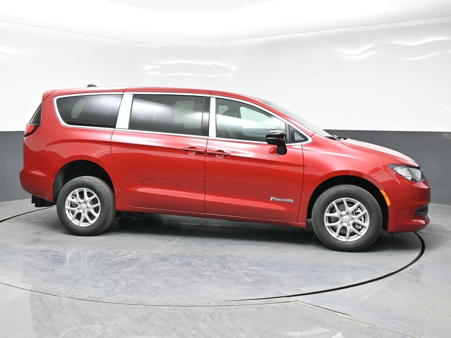 Red Chrysler Voyager image number 7