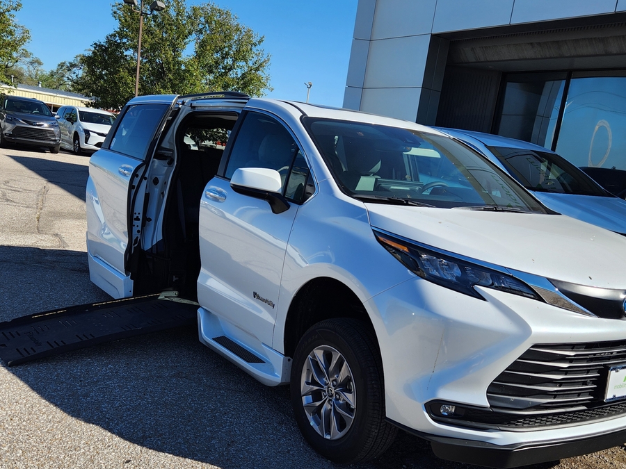 White Toyota Sienna image number 9