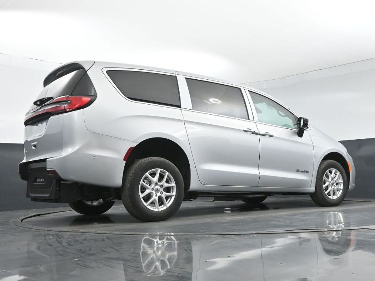 Silver Chrysler Pacifica image number 9