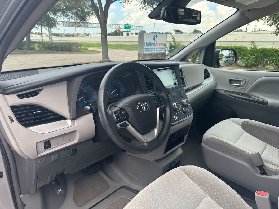 Used 2018 Toyota Sienna LE - BraunAbility Side Entry Entry Fold Out Automatic Ramp