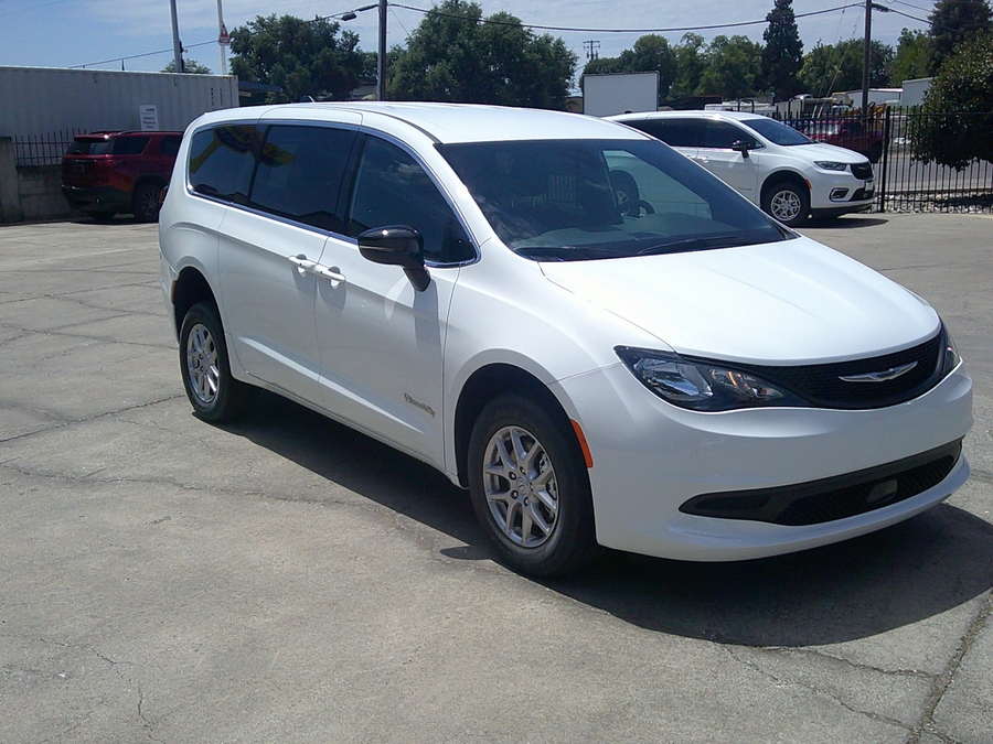 White Chrysler Voyager image number 4