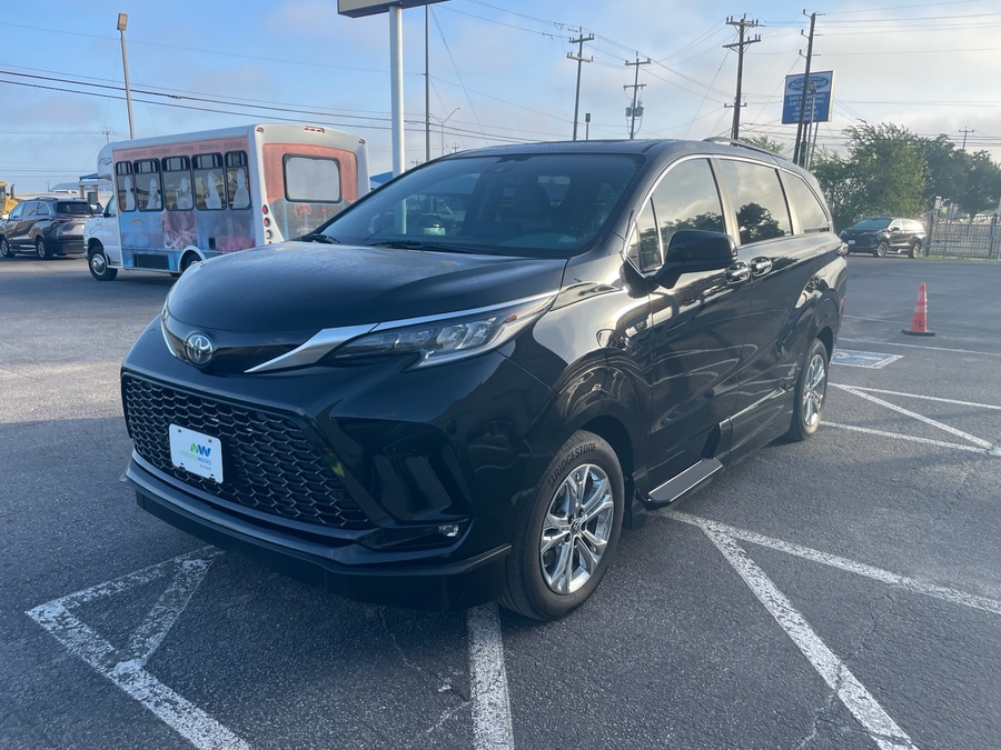 Black Toyota Sienna image number 5