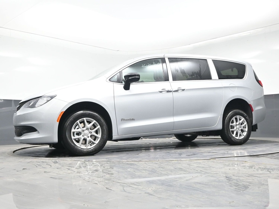 Silver Chrysler Voyager image number 22