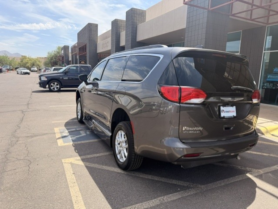 Used 2021 Chrysler Voyager LXi - BraunAbility Side Entry Fold Out Automatic Ramp