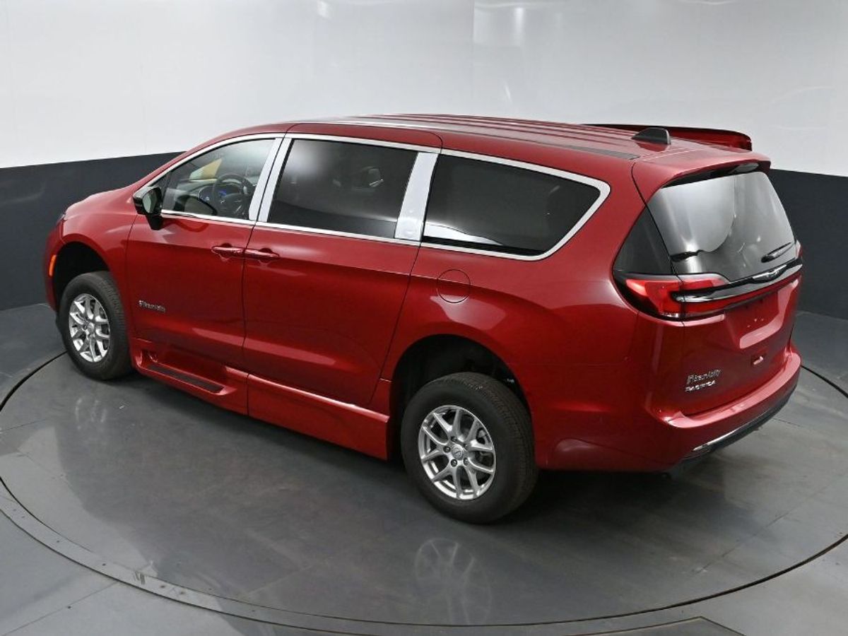 2025 CHRYSLER PACIFICA - Image 24