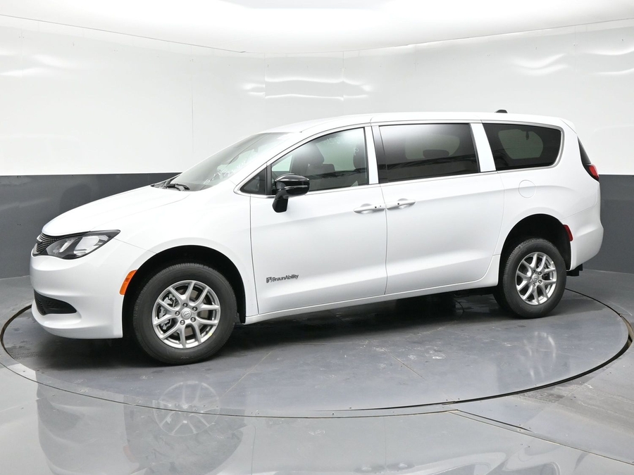 White Chrysler Voyager image number 5