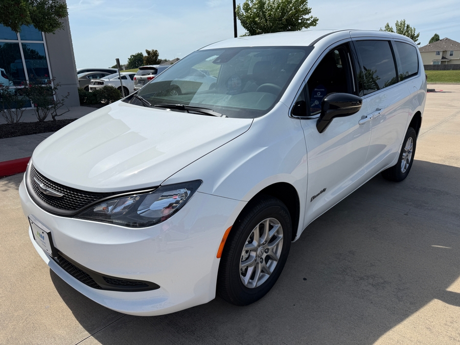 White Chrysler Voyager image number 6