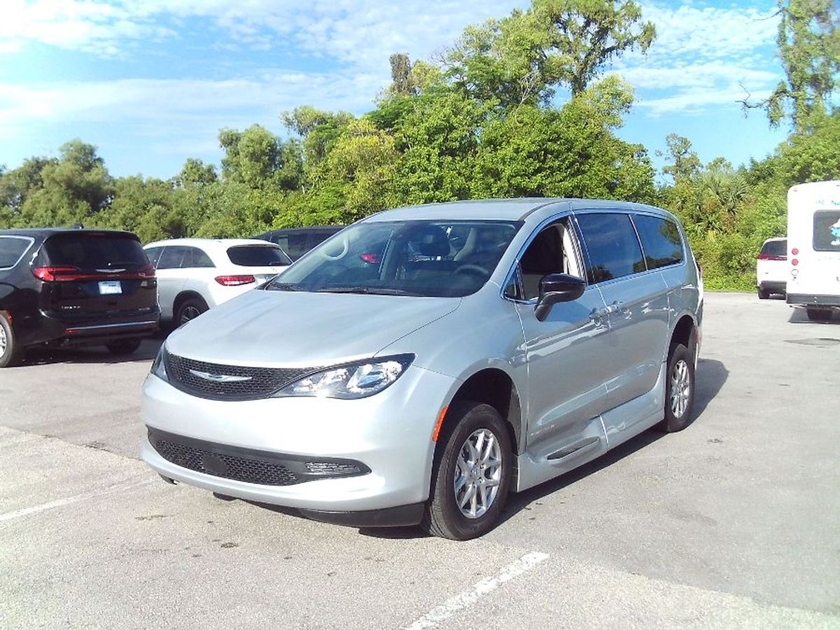 2024 CHRYSLER VOYAGER - Image 3