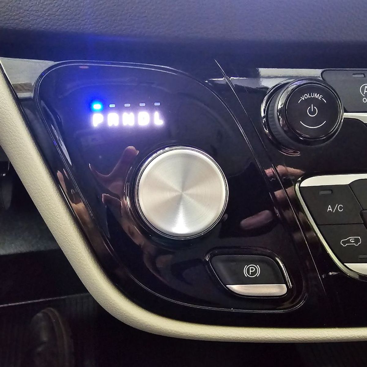 White Chrysler Voyager image number 20