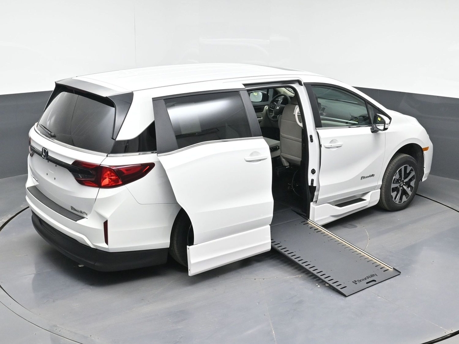 White Honda Odyssey image number 25