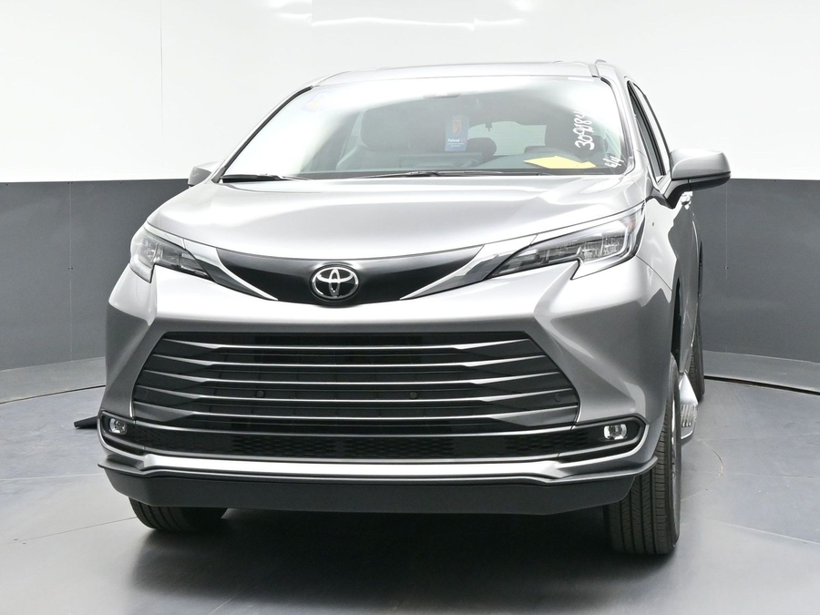 Grey Toyota Sienna image number 25