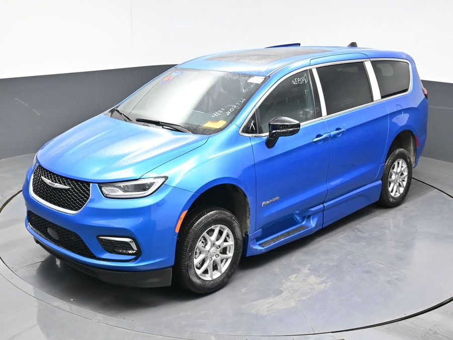 New 2026 Chrysler Pacifica Select Plus - BraunAbility Side Entry Entry Fold Out Automatic Ramp