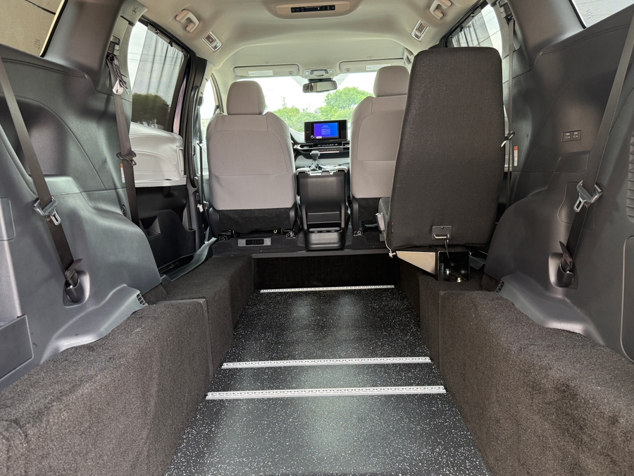 New 2026 Toyota Sienna Hybrid LE - Vantage Mobility Commercial Rear Entry Entry Fold Out Manual Ramp