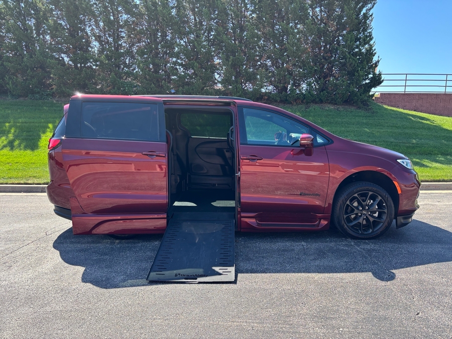 Used 2021 Chrysler Pacifica Touring L - BraunAbility Side Entry In Floor Automatic Ramp