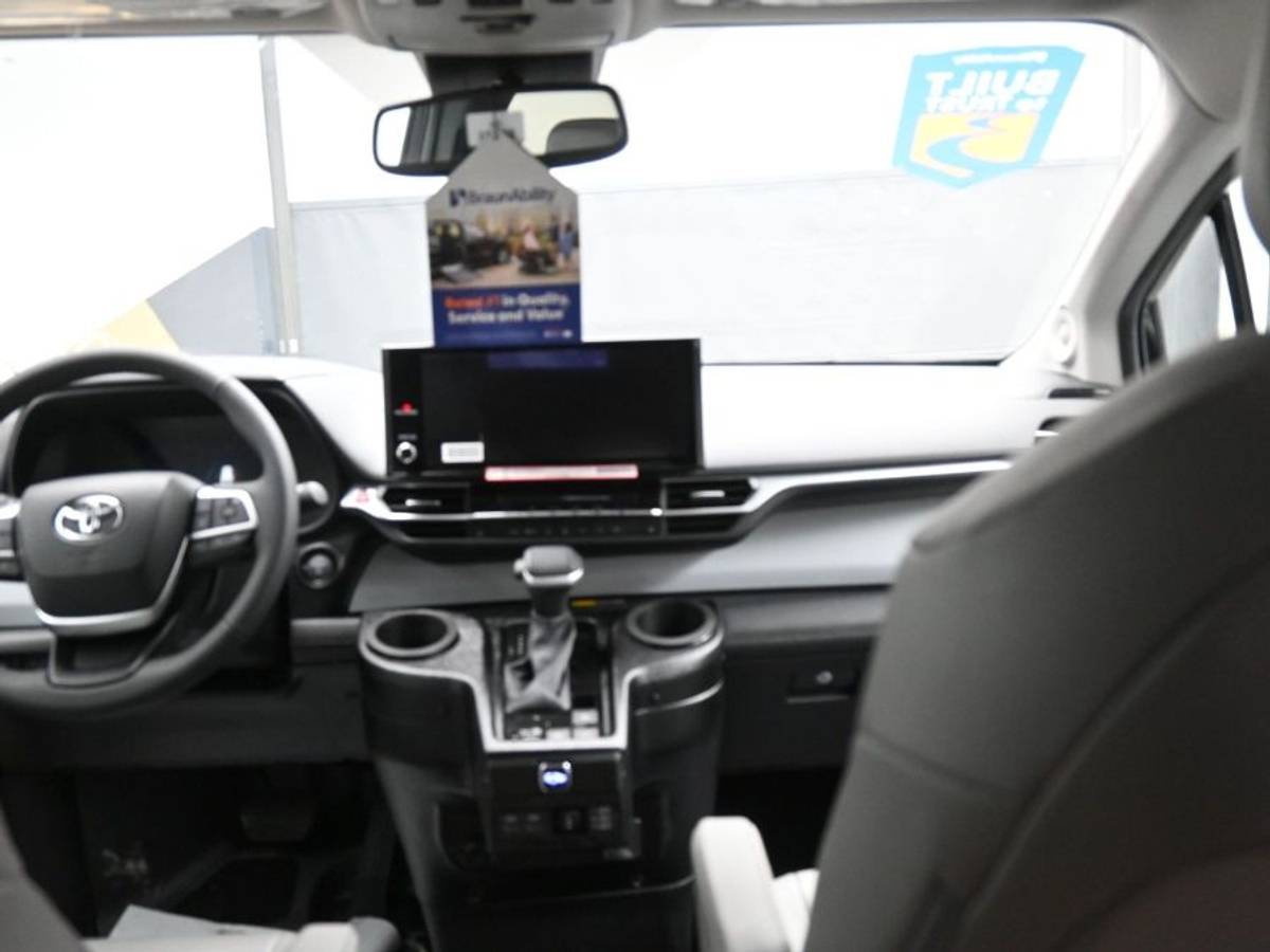 Black Toyota Sienna image number 16