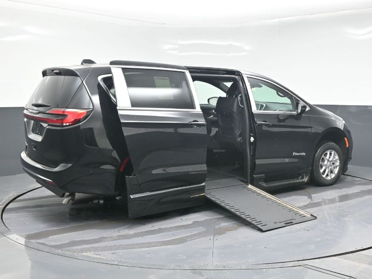 Black Chrysler Pacifica image number 6