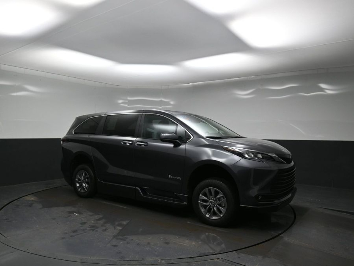 Grey Toyota Sienna image number 12