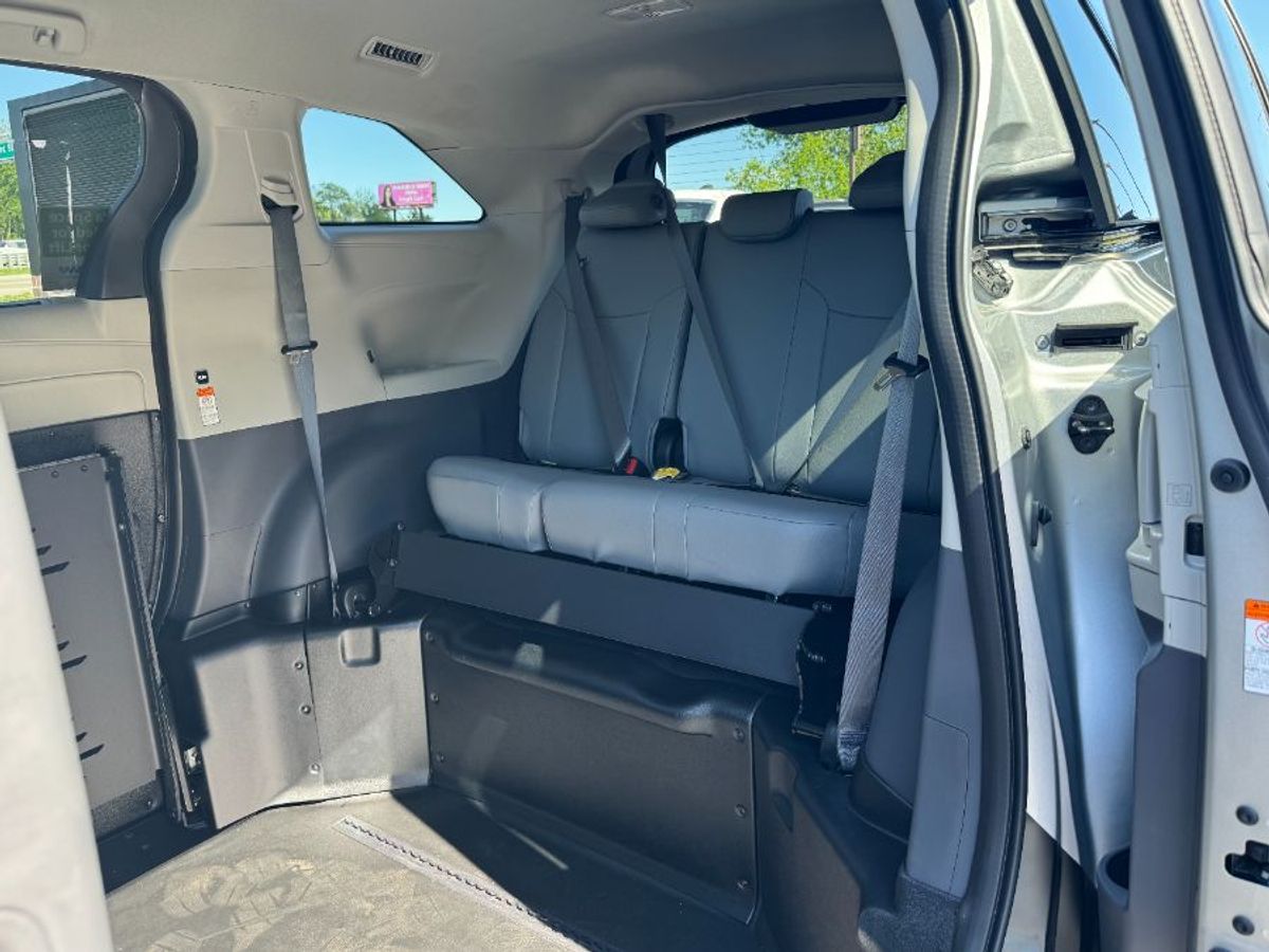 Silver Toyota Sienna image number 13
