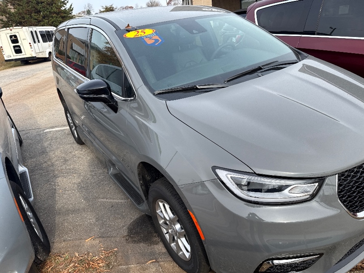 Grey Chrysler Pacifica image number 3
