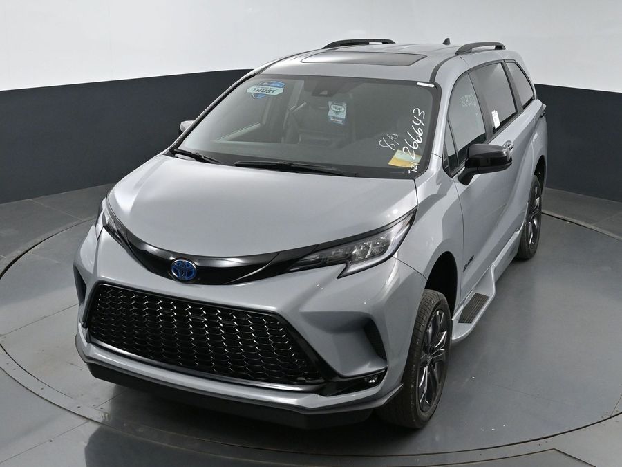 New 2025 Toyota Sienna Hybrid XSE Sport - BraunAbility Side Entry Entry Fold Out Automatic Ramp