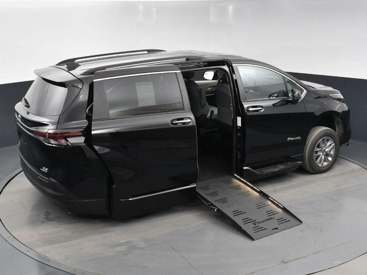 Black Toyota Sienna image number 16