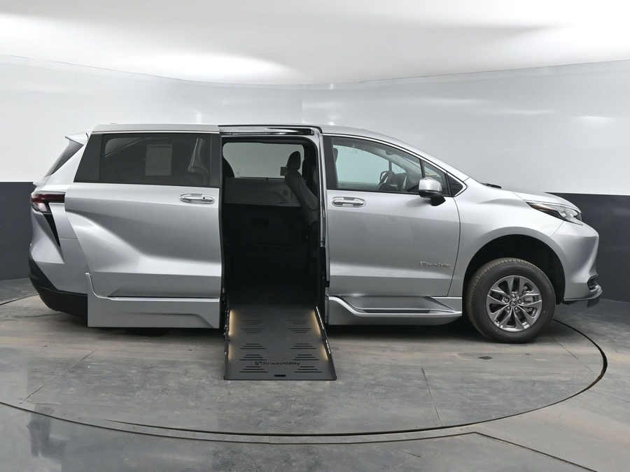 New 2025 Toyota Sienna Hybrid XLE Base - BraunAbility Side Entry Entry Fold Out Automatic Ramp
