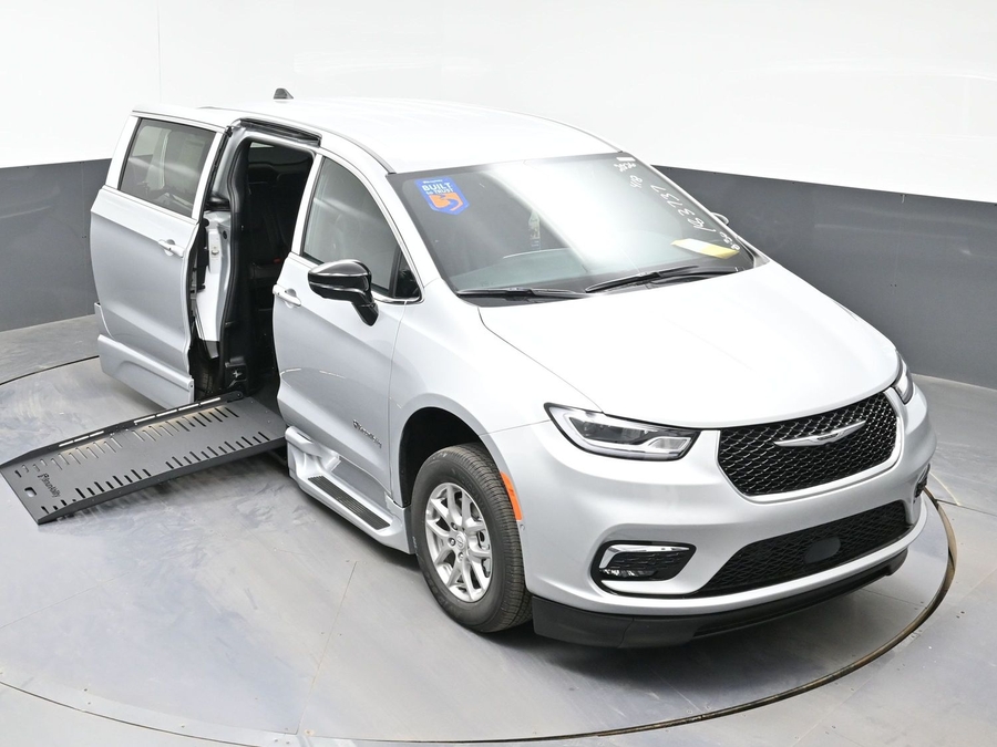 Silver Chrysler Pacifica image number 19