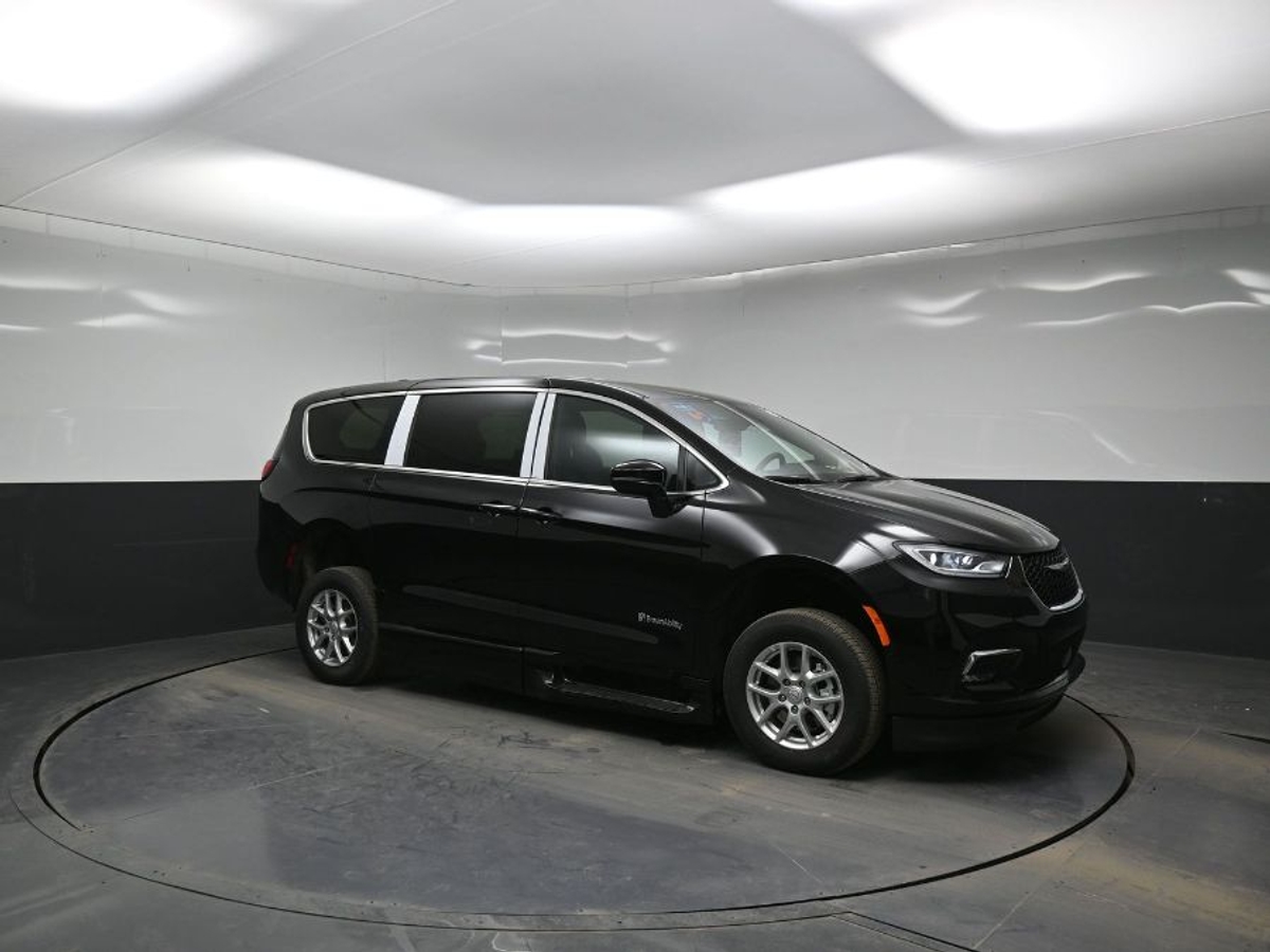 Black Chrysler Pacifica image number 22