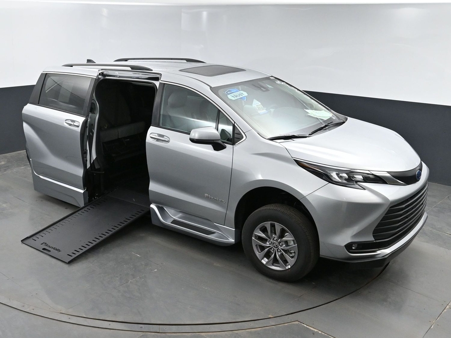New 2025 Toyota Sienna Hybrid XLE Plus - BraunAbility Side Entry Entry In Floor Automatic Ramp
