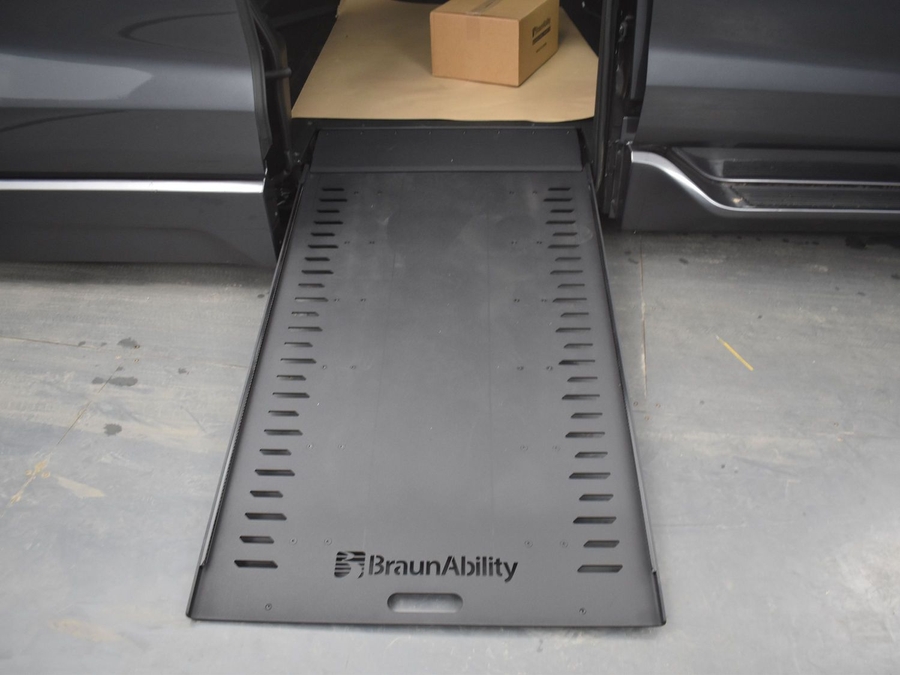 New 2025 Toyota Sienna Hybrid XLE Plus - BraunAbility Side Entry Entry In Floor Automatic Ramp