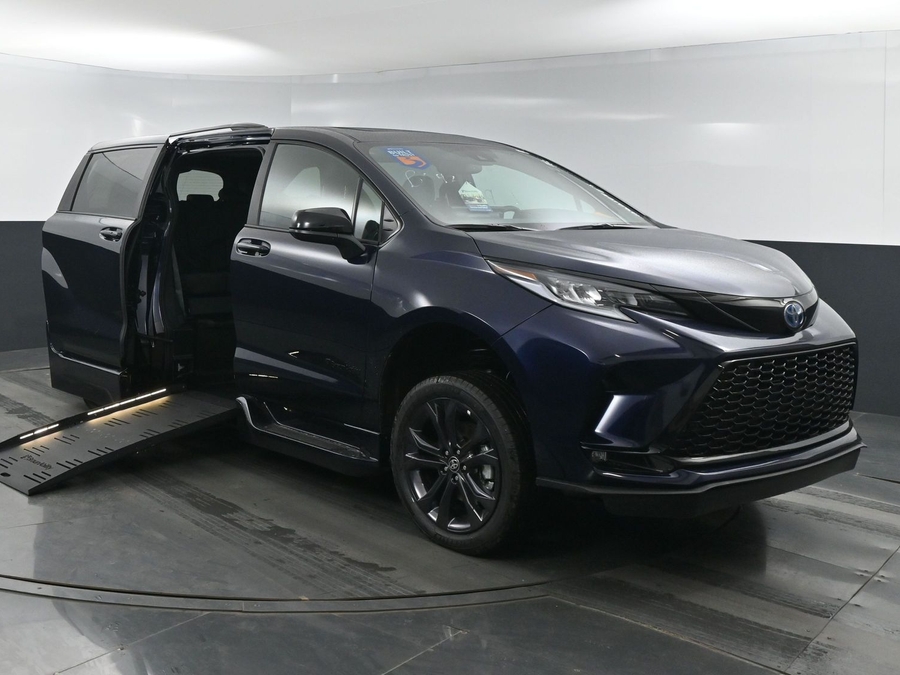New 2025 Toyota Sienna Hybrid XSE Sport - BraunAbility Side Entry Entry Fold Out Automatic Ramp