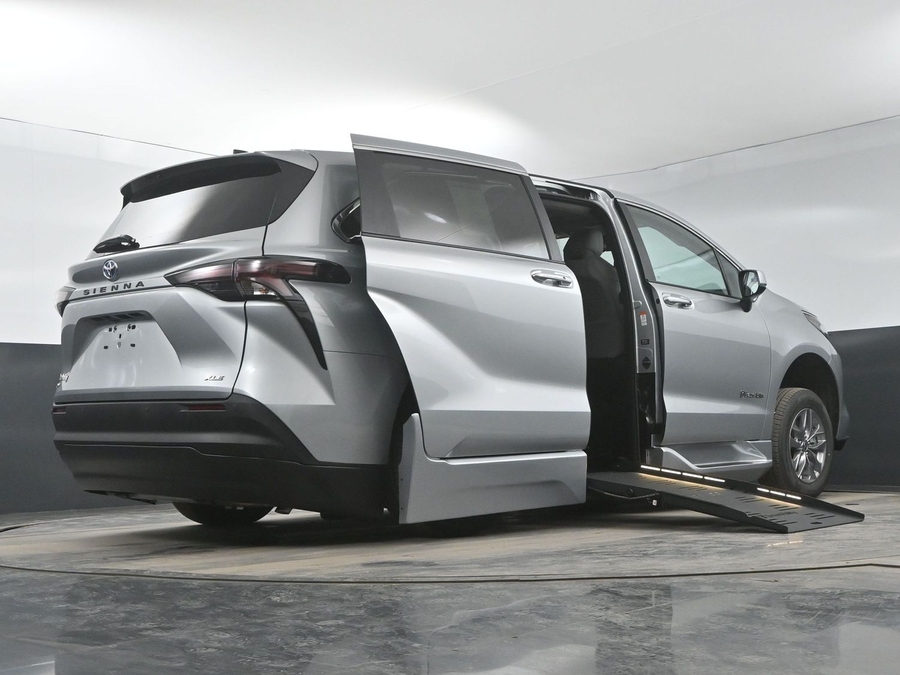 New 2025 Toyota Sienna Hybrid XLE Base - BraunAbility Side Entry Entry Fold Out Automatic Ramp