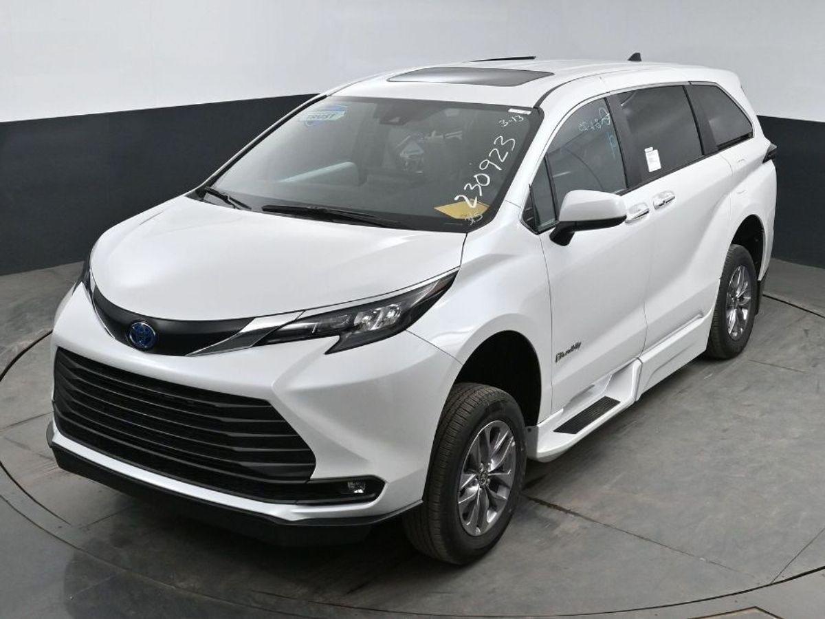 White Toyota Sienna image number 12