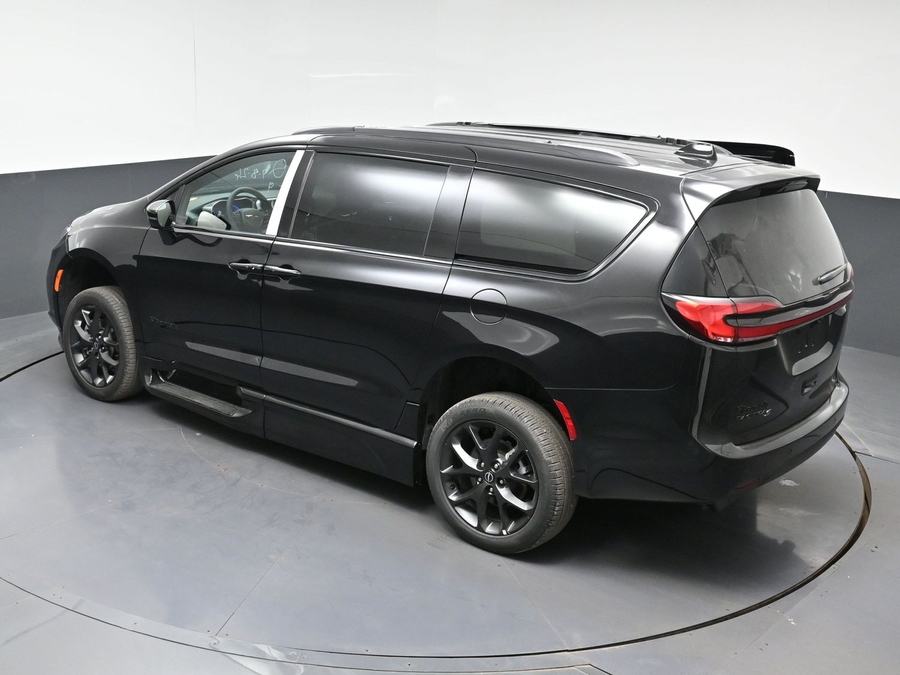 New 2026 Chrysler Pacifica Select Sport - BraunAbility Side Entry Fold Out Automatic Ramp