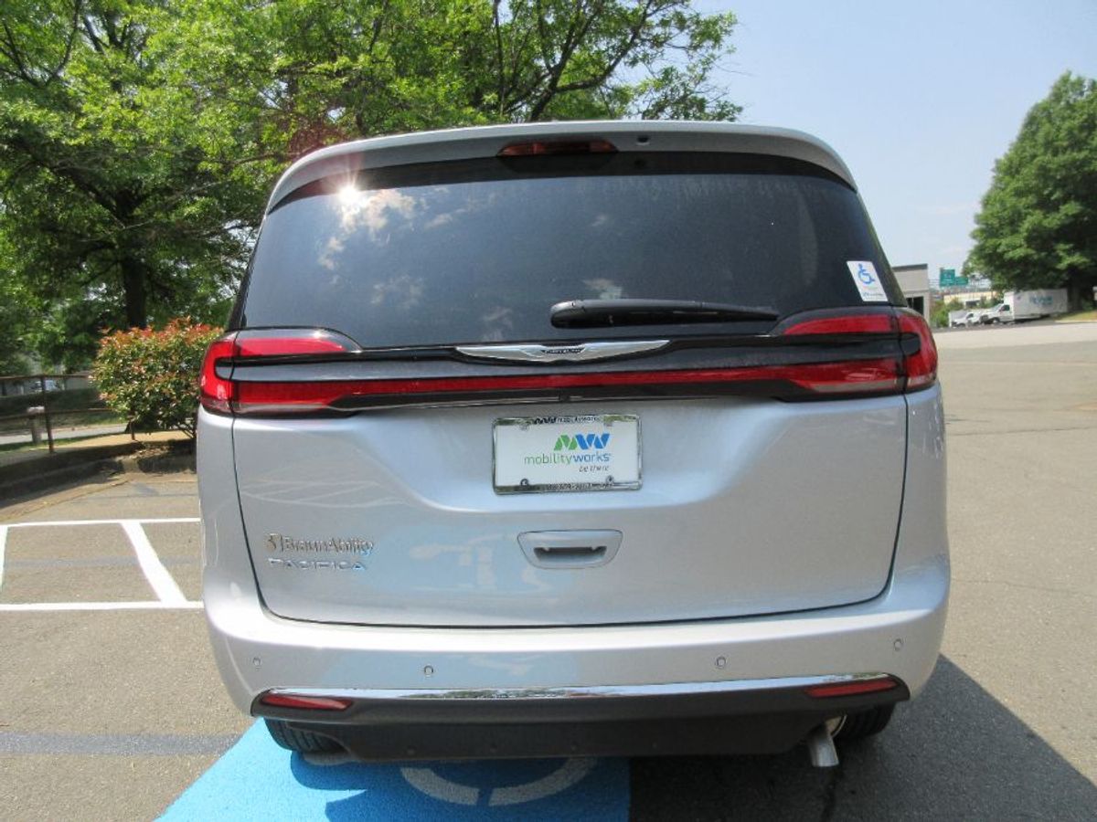 Silver Chrysler Pacifica image number 8