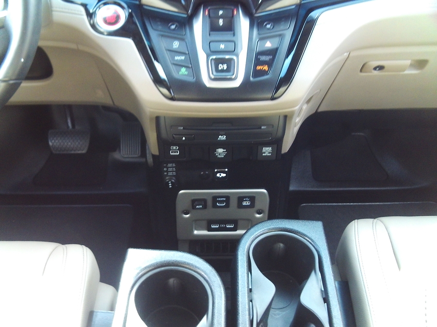 White Honda Odyssey image number 13