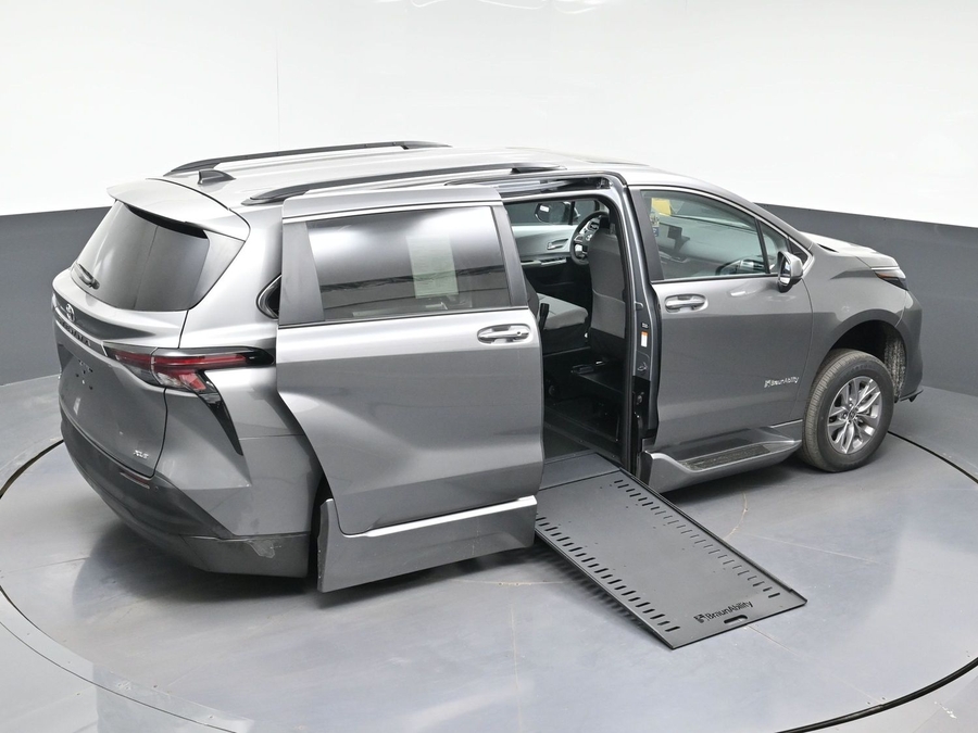 New 2026 Toyota Sienna Hybrid XLE Base - BraunAbility Side Entry In Floor Automatic Ramp