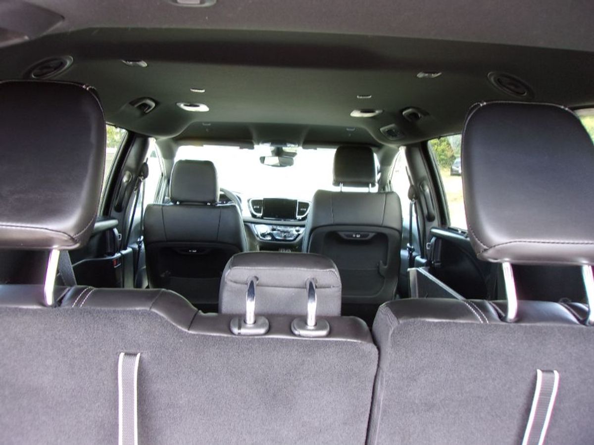 Black Chrysler Pacifica image number 8