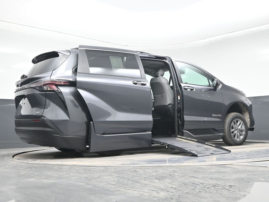 New 2025 Toyota Sienna Hybrid XLE Plus - BraunAbility Side Entry Entry Fold Out Automatic Ramp