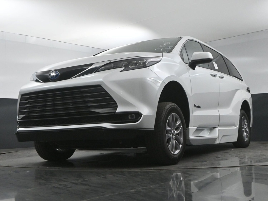 New 2025 Toyota Sienna Hybrid XLE Plus - BraunAbility Side Entry Entry In Floor Automatic Ramp