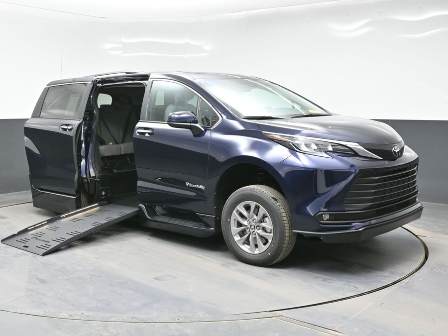 New 2026 Toyota Sienna Hybrid XLE Base - BraunAbility Side Entry Entry Fold Out Automatic Ramp